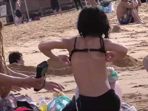 【超画質】海でエスの胸チラ　無修正