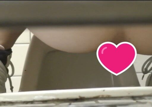体育館トイレ潜入撮り　後ろアングル