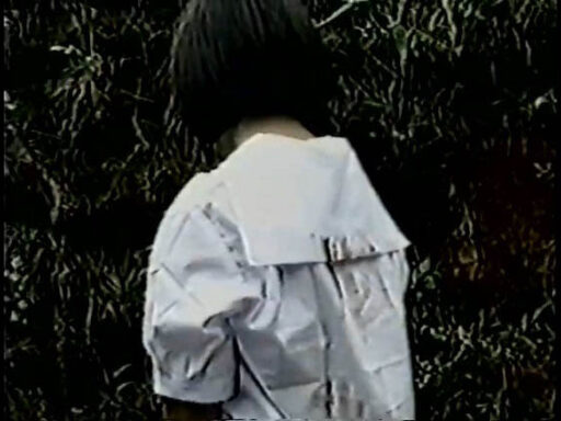 〇学生を草むらに