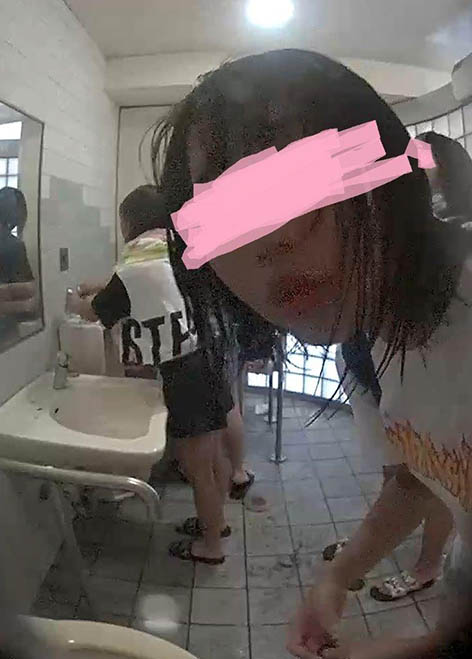 海の家の共用トイレを覗いてみた３ピチピチわいわい