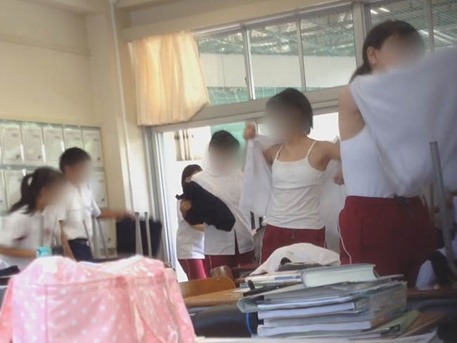教室内で着替える乙女たち　1